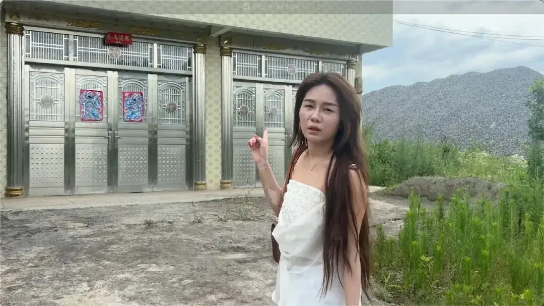 女主播遭粉丝四度报复，家门口取快递被炸重伤