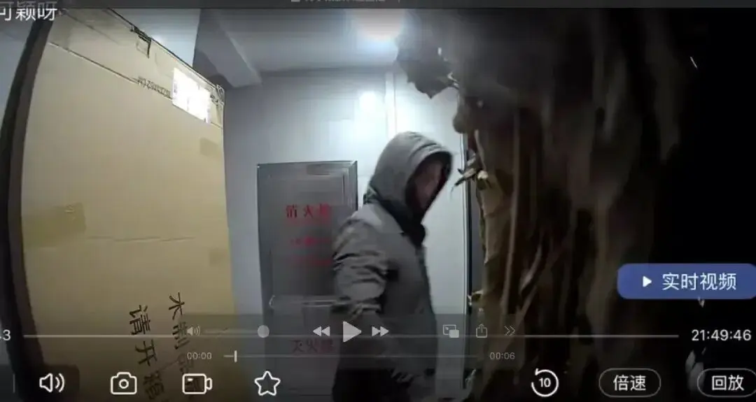 女主播遭粉丝四度报复，家门口取快递被炸重伤