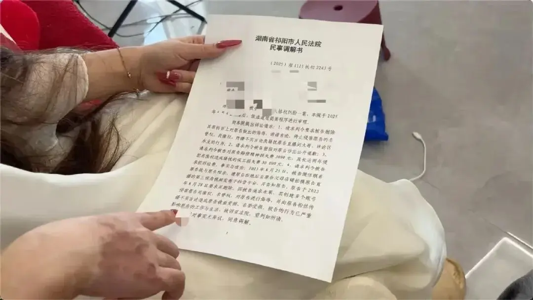女主播遭粉丝四度报复，家门口取快递被炸重伤
