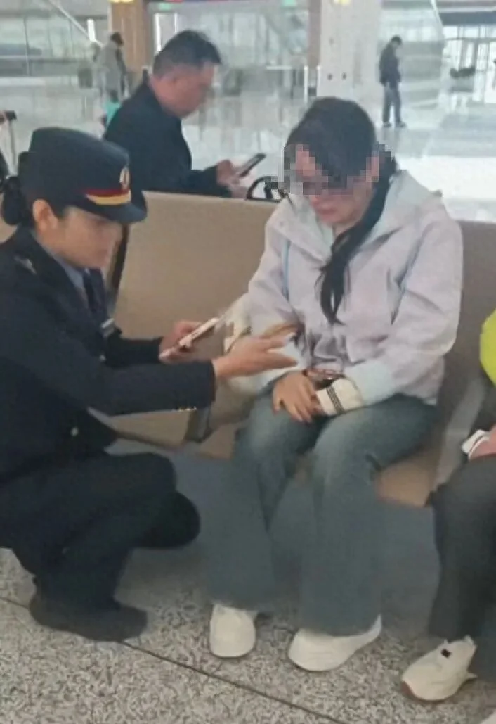 女孩因母亲突然离世崩溃大哭，车站员工全程蹲在身边安抚情绪