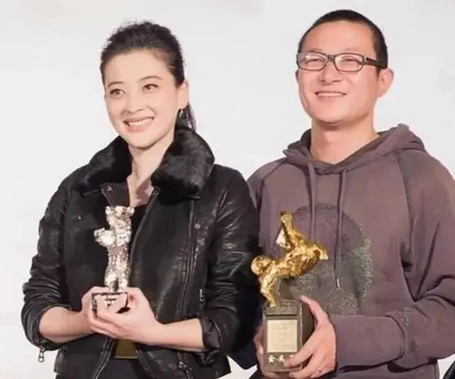 50岁梅婷和老公乌镇逛街被偶遇
