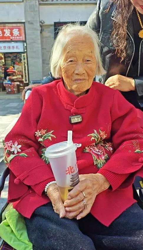 河南3姊妹轮流将92岁奶奶“背”上长城 几十年原因曝光