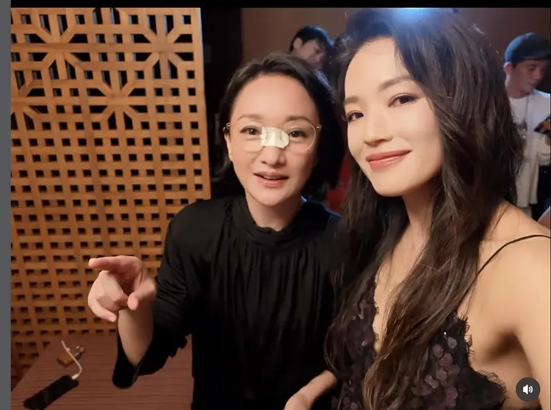 周迅夺釜山影后，舒淇拥抱晒照庆贺