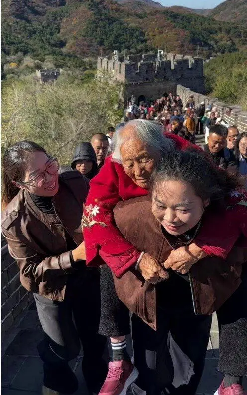 河南3姊妹轮流将92岁奶奶“背”上长城 几十年原因曝光