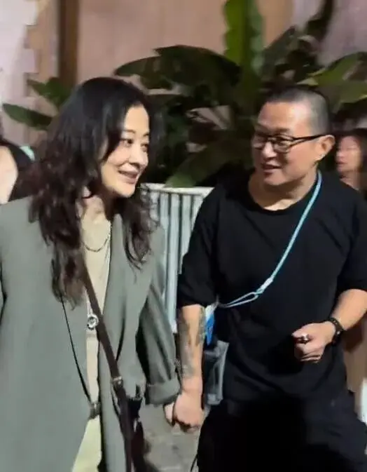 50岁梅婷和老公乌镇逛街被偶遇