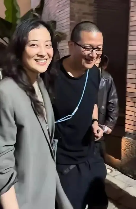 50岁梅婷和老公乌镇逛街被偶遇