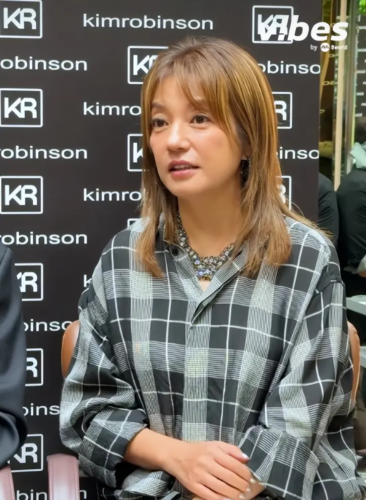 封杀5年赵薇新加坡露面，自曝谋生手段，网友：想不到她会干这个