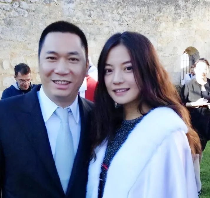 封杀5年赵薇新加坡露面，自曝谋生手段，网友：想不到她会干这个