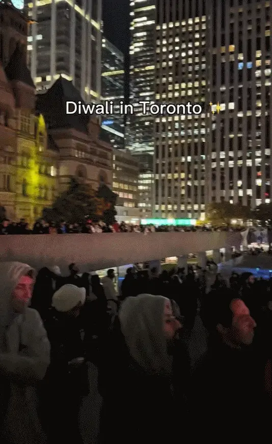 震撼!多伦多数万人出动,当众焚烧巨型人偶!5地轮番"炸场",今天挤爆Yonge街!