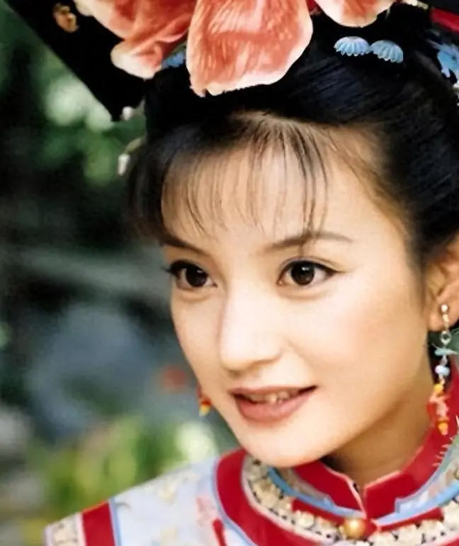 封杀5年赵薇新加坡露面，自曝谋生手段，网友：想不到她会干这个
