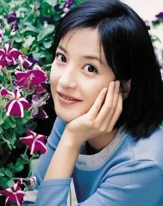 封杀5年赵薇新加坡露面，自曝谋生手段，网友：想不到她会干这个
