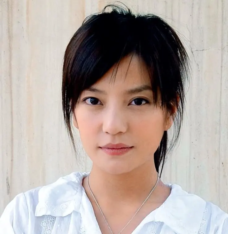 封杀5年赵薇新加坡露面，自曝谋生手段，网友：想不到她会干这个