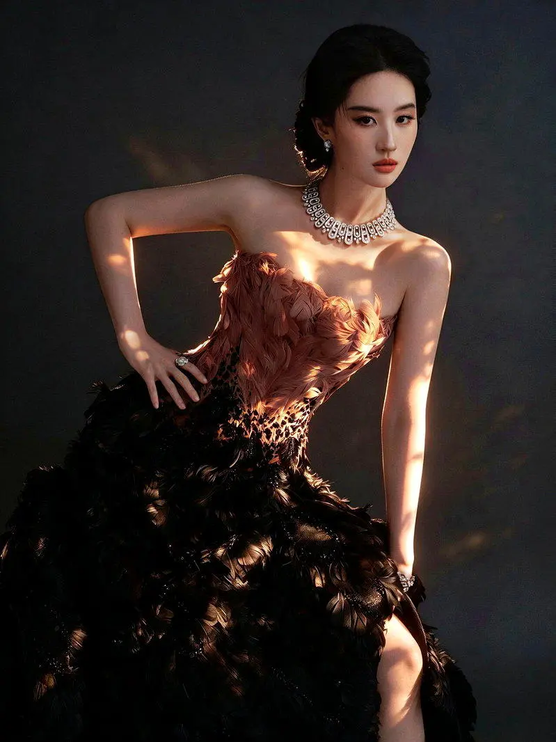 美如神女降临… 迪丽热巴“雨中衔蝶”走红毯 网喊：值得列内娱史册