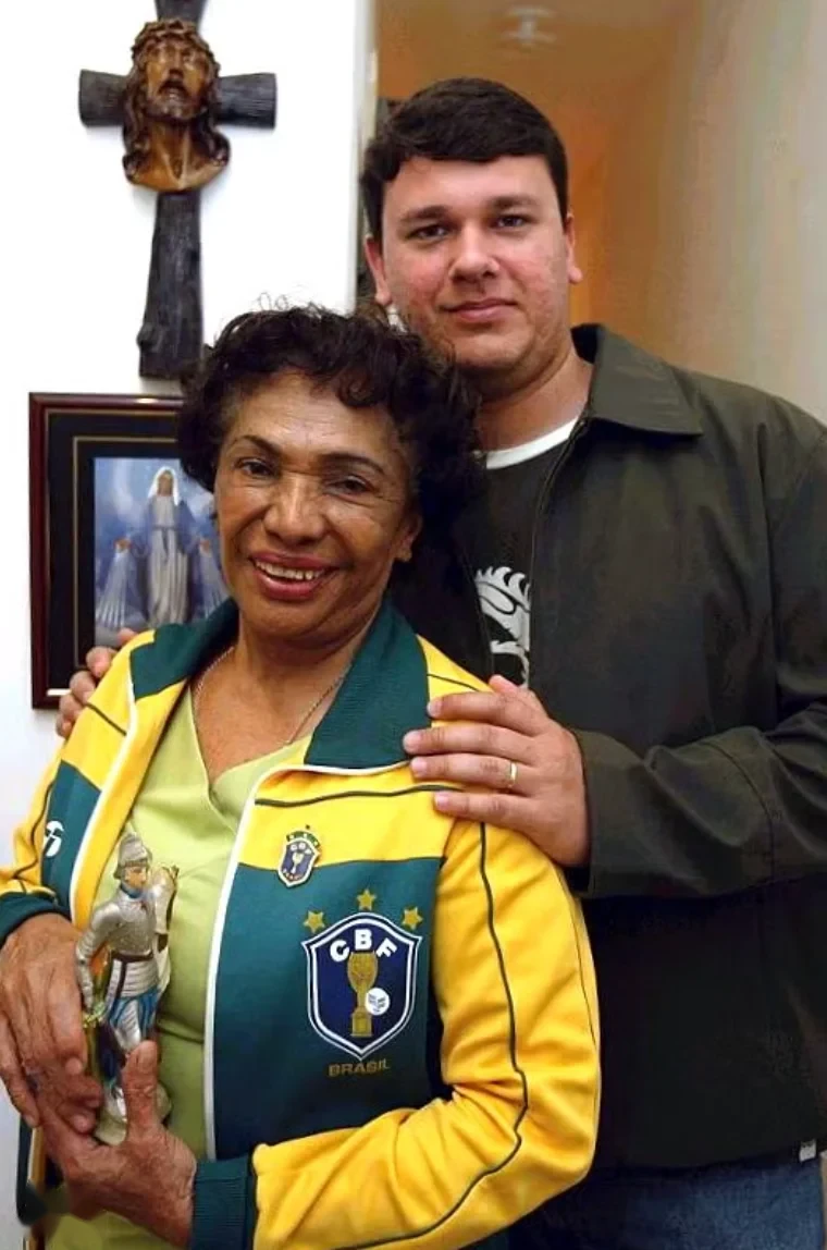 报警后毒贩还是横着走!80岁奶奶架相机趴窗边2年 把毒贩警察全端了!