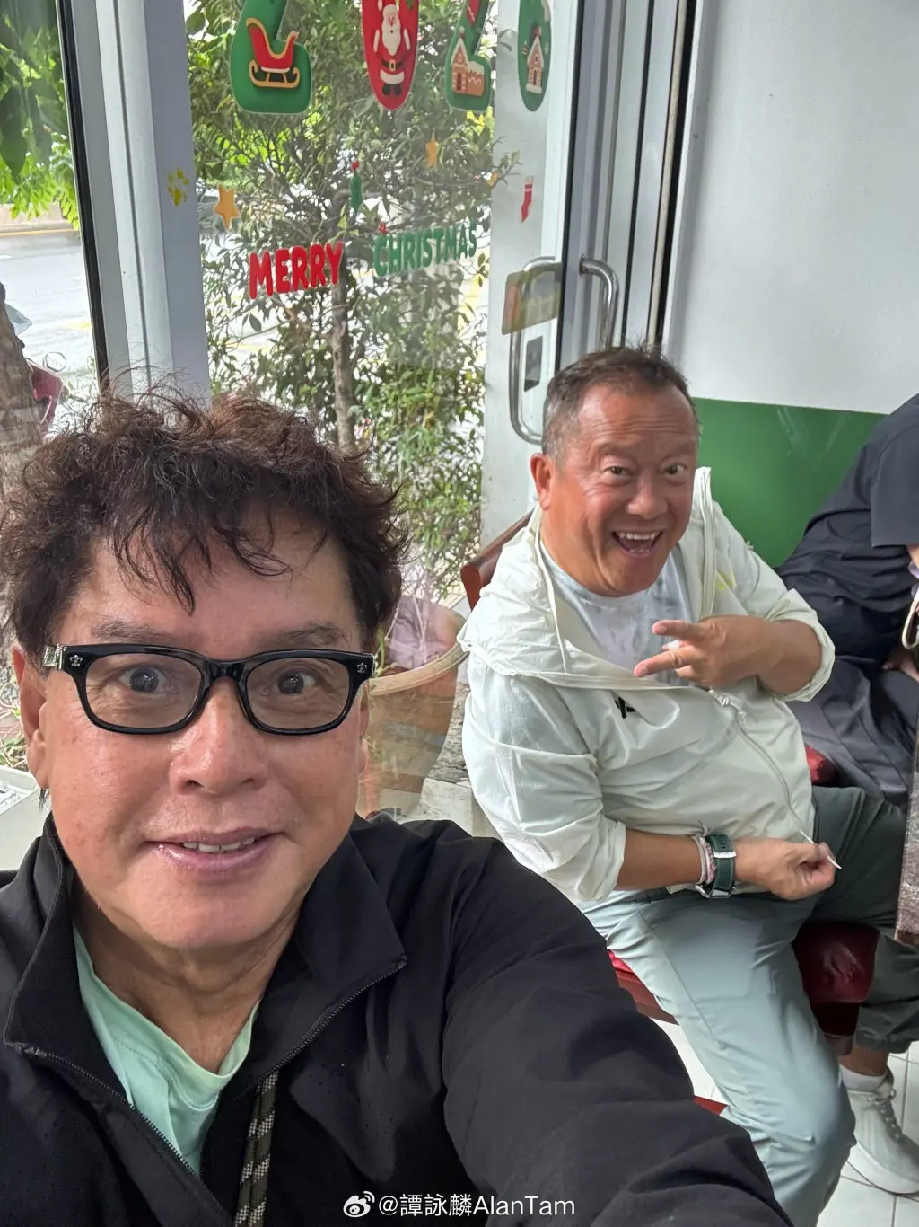 谭咏麟聚首成龙曾志伟会合林子祥夫妇    五大巨星世纪饭局校长叹要珍惜  一人饮到面红志伟最兴奋