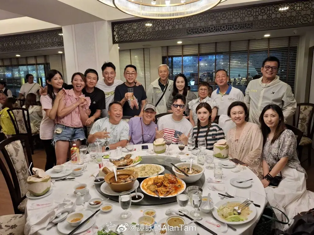 谭咏麟聚首成龙曾志伟会合林子祥夫妇    五大巨星世纪饭局校长叹要珍惜  一人饮到面红志伟最兴奋