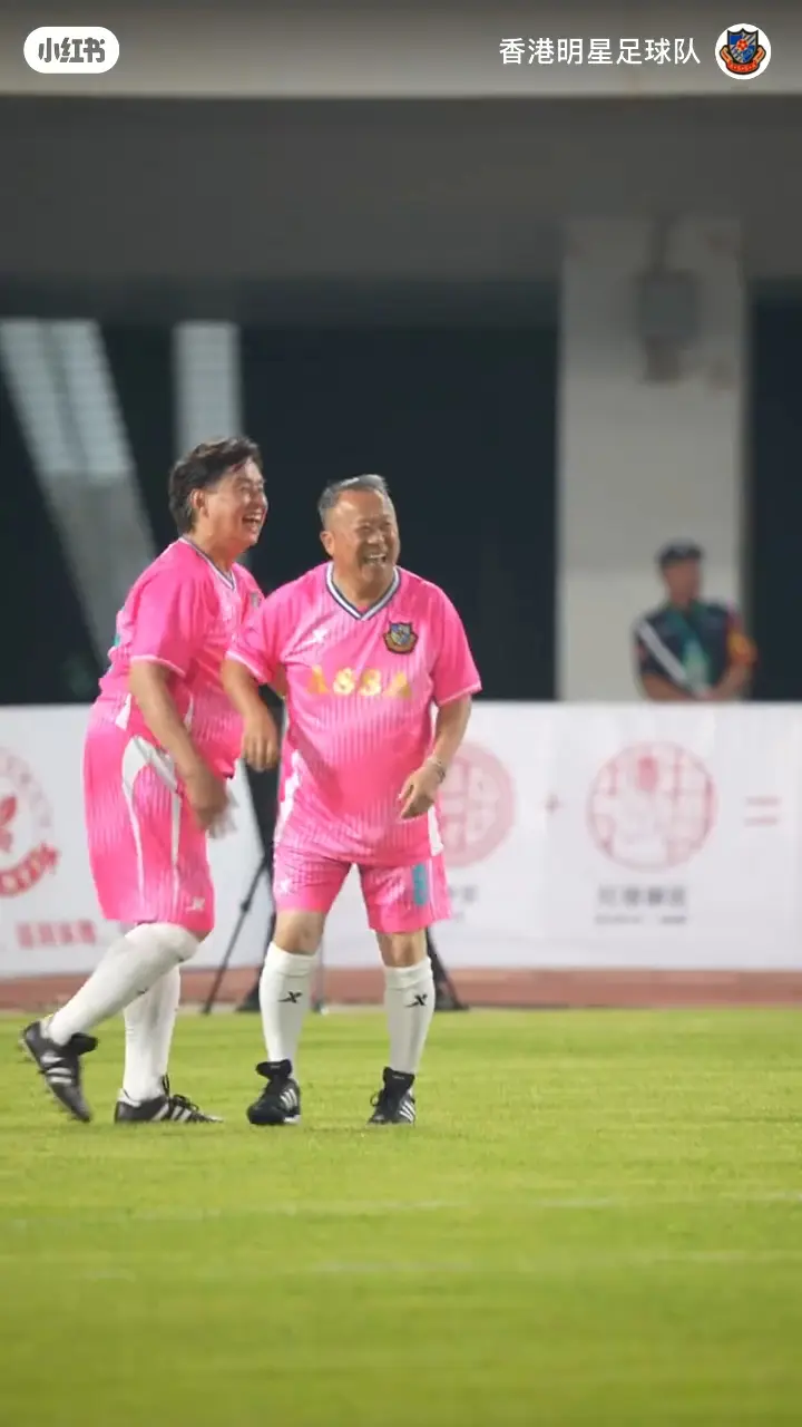 谭咏麟聚首成龙曾志伟会合林子祥夫妇    五大巨星世纪饭局校长叹要珍惜  一人饮到面红志伟最兴奋