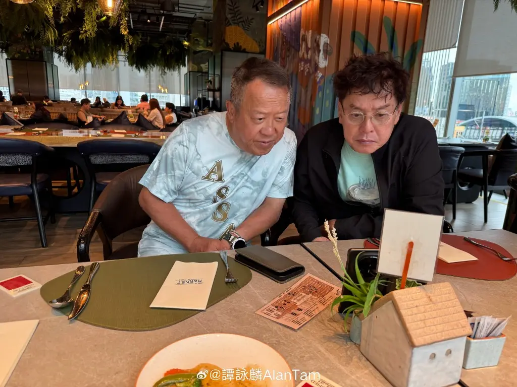 谭咏麟聚首成龙曾志伟会合林子祥夫妇    五大巨星世纪饭局校长叹要珍惜  一人饮到面红志伟最兴奋
