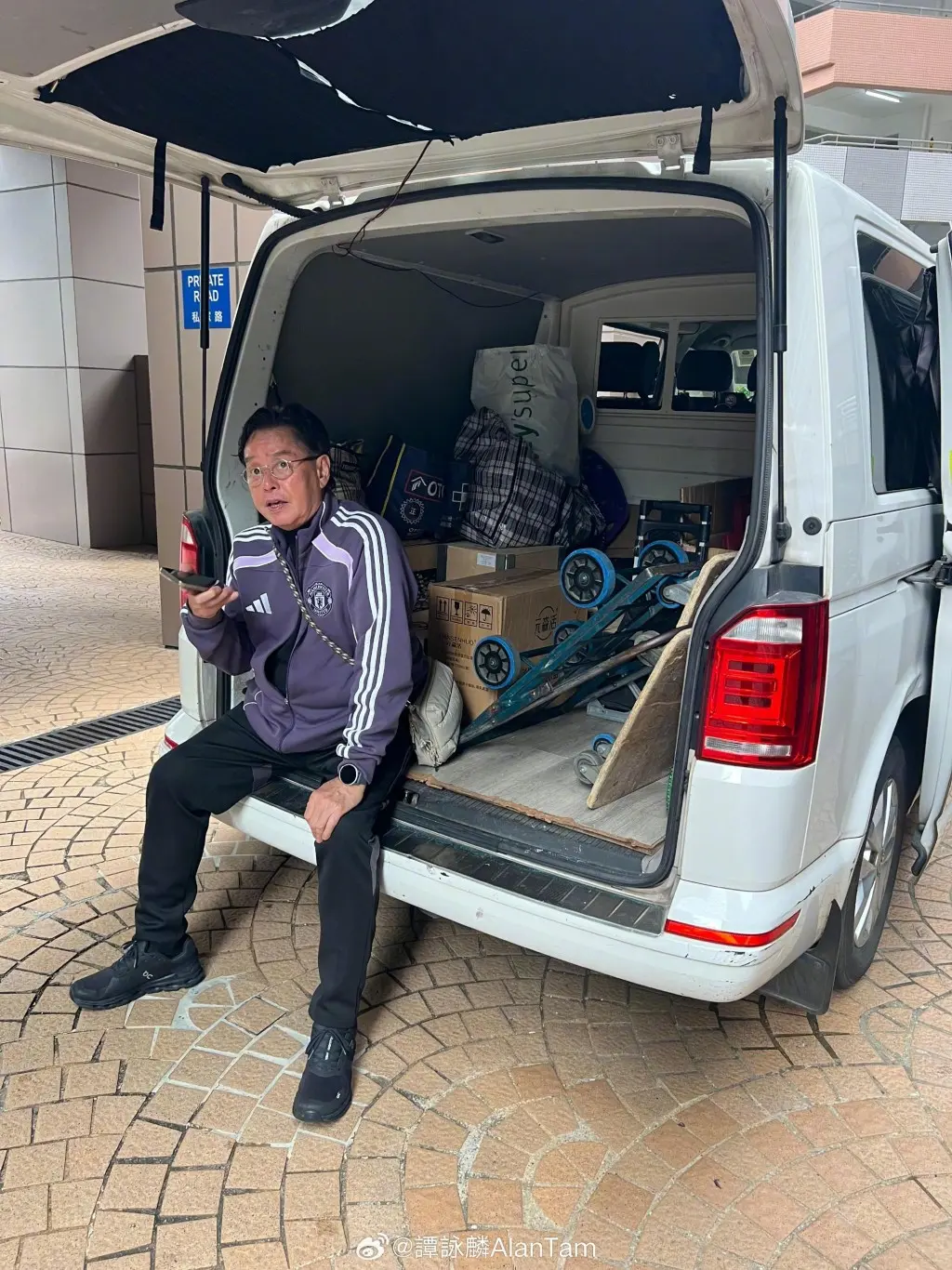 谭咏麟聚首成龙曾志伟会合林子祥夫妇    五大巨星世纪饭局校长叹要珍惜  一人饮到面红志伟最兴奋