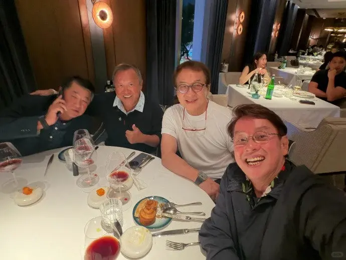 谭咏麟聚首成龙曾志伟会合林子祥夫妇    五大巨星世纪饭局校长叹要珍惜  一人饮到面红志伟最兴奋