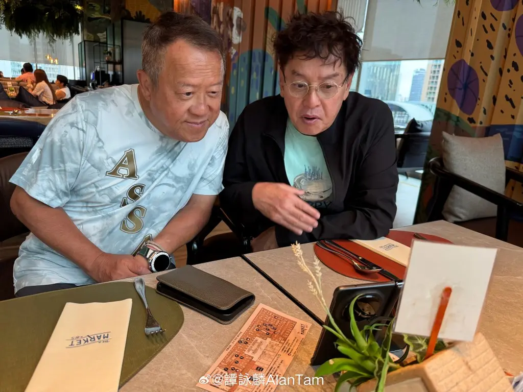 谭咏麟聚首成龙曾志伟会合林子祥夫妇    五大巨星世纪饭局校长叹要珍惜  一人饮到面红志伟最兴奋