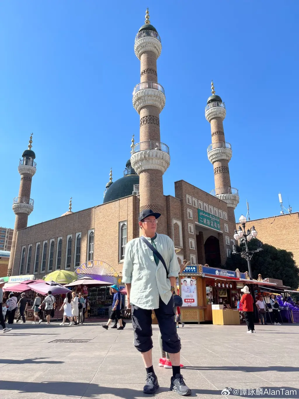谭咏麟聚首成龙曾志伟会合林子祥夫妇    五大巨星世纪饭局校长叹要珍惜  一人饮到面红志伟最兴奋