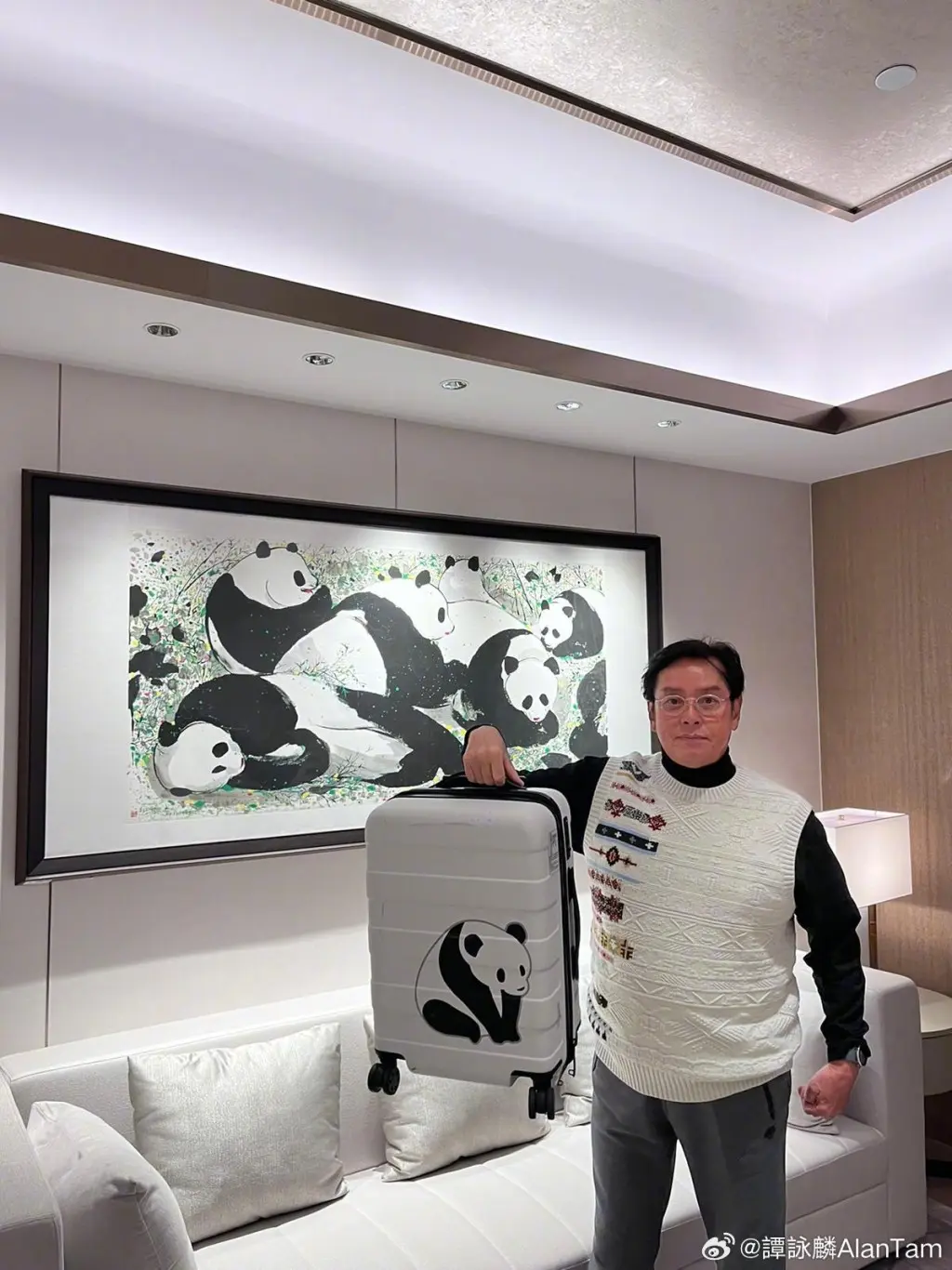 谭咏麟聚首成龙曾志伟会合林子祥夫妇    五大巨星世纪饭局校长叹要珍惜  一人饮到面红志伟最兴奋