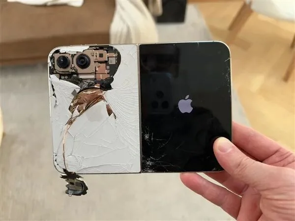 咔嚓一声脆响!苹果iPhone Duo开箱屏幕就爆线 多名机主中招 维修费直奔8000元