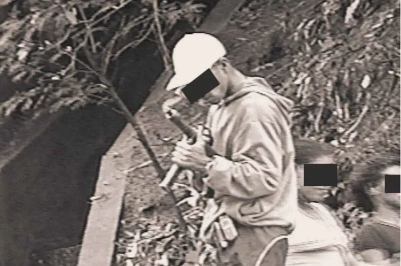 报警后毒贩还是横着走!80岁奶奶架相机趴窗边2年 把毒贩警察全端了!