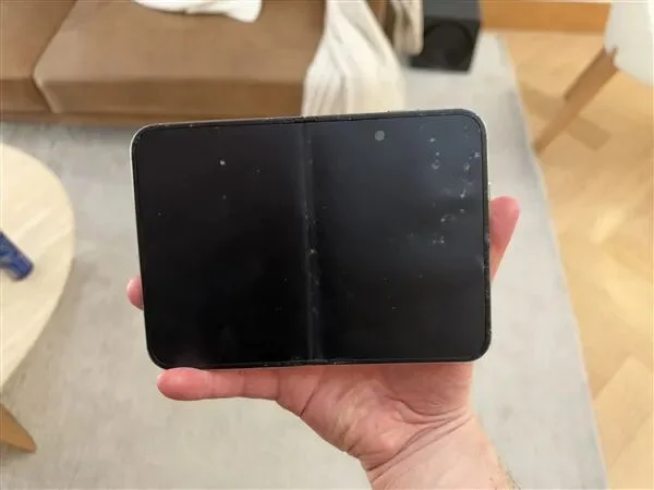 咔嚓一声脆响!苹果iPhone Duo开箱屏幕就爆线 多名机主中招 维修费直奔8000元