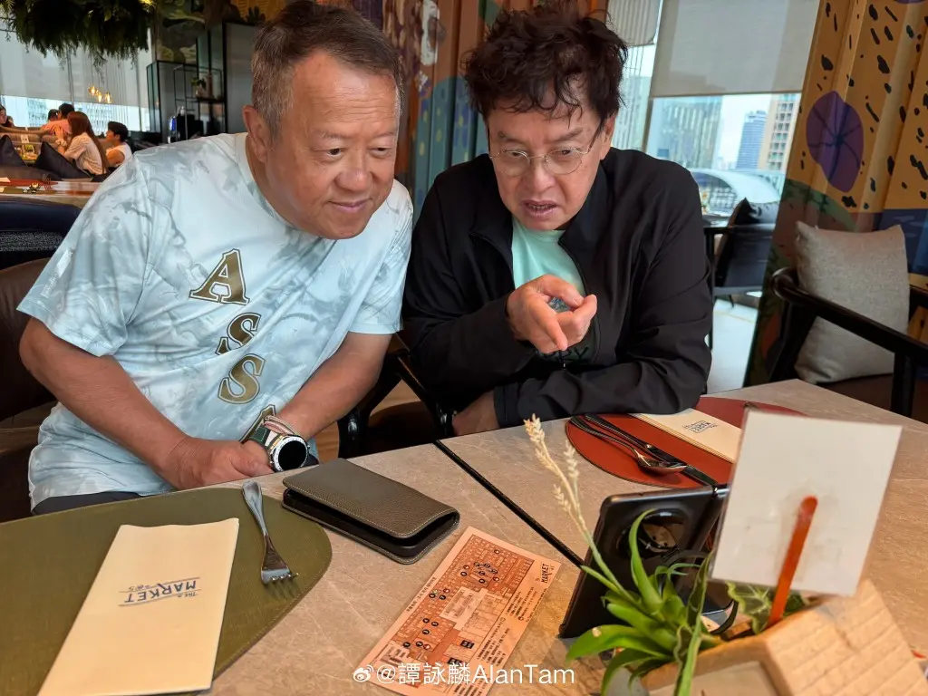 谭咏麟聚首成龙曾志伟会合林子祥夫妇    五大巨星世纪饭局校长叹要珍惜  一人饮到面红志伟最兴奋