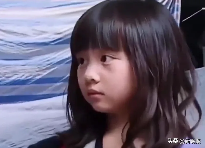 “黄多多正式进圈”登上热搜 身穿香奈儿红裙现身VOGUE红毯