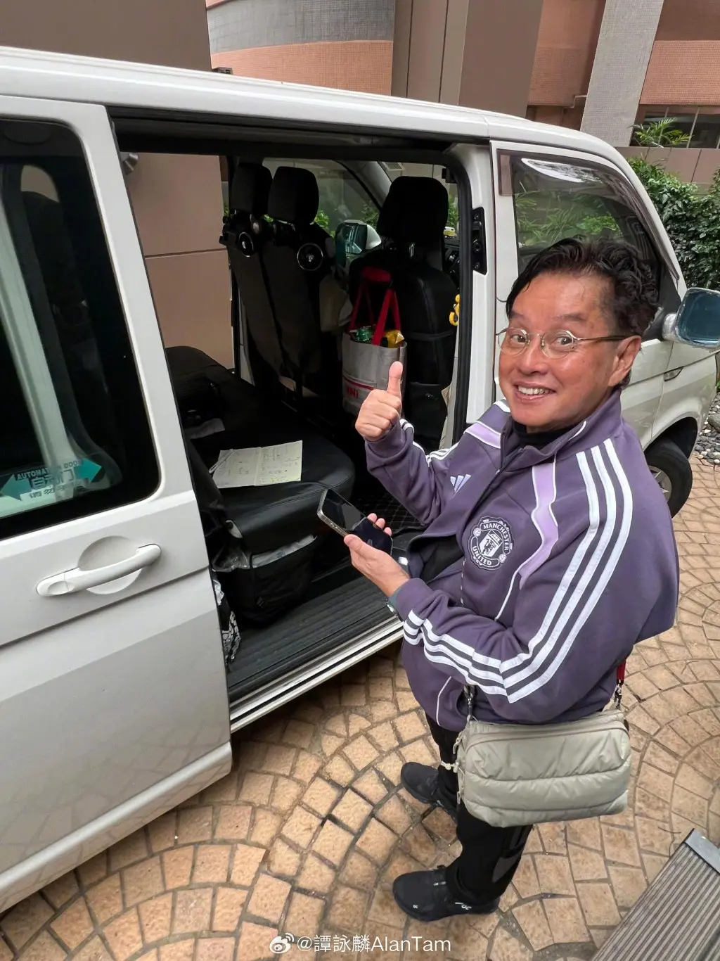 谭咏麟聚首成龙曾志伟会合林子祥夫妇    五大巨星世纪饭局校长叹要珍惜  一人饮到面红志伟最兴奋
