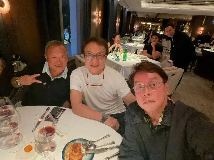 谭咏麟聚首成龙曾志伟会合林子祥夫妇    五大巨星世纪饭局校长叹要珍惜  一人饮到面红志伟最兴奋