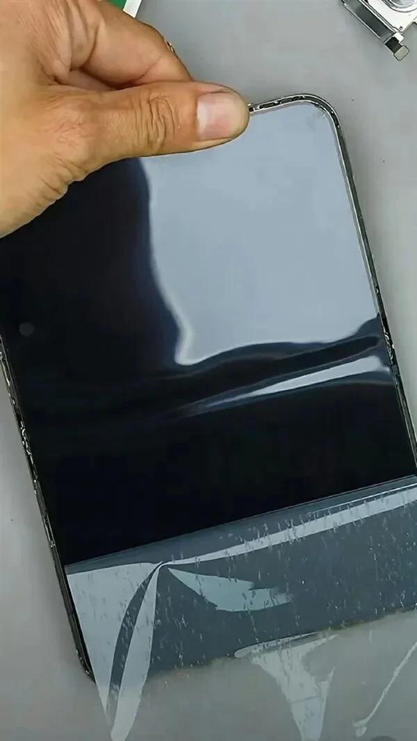 咔嚓一声脆响!苹果iPhone Duo开箱屏幕就爆线 多名机主中招 维修费直奔8000元