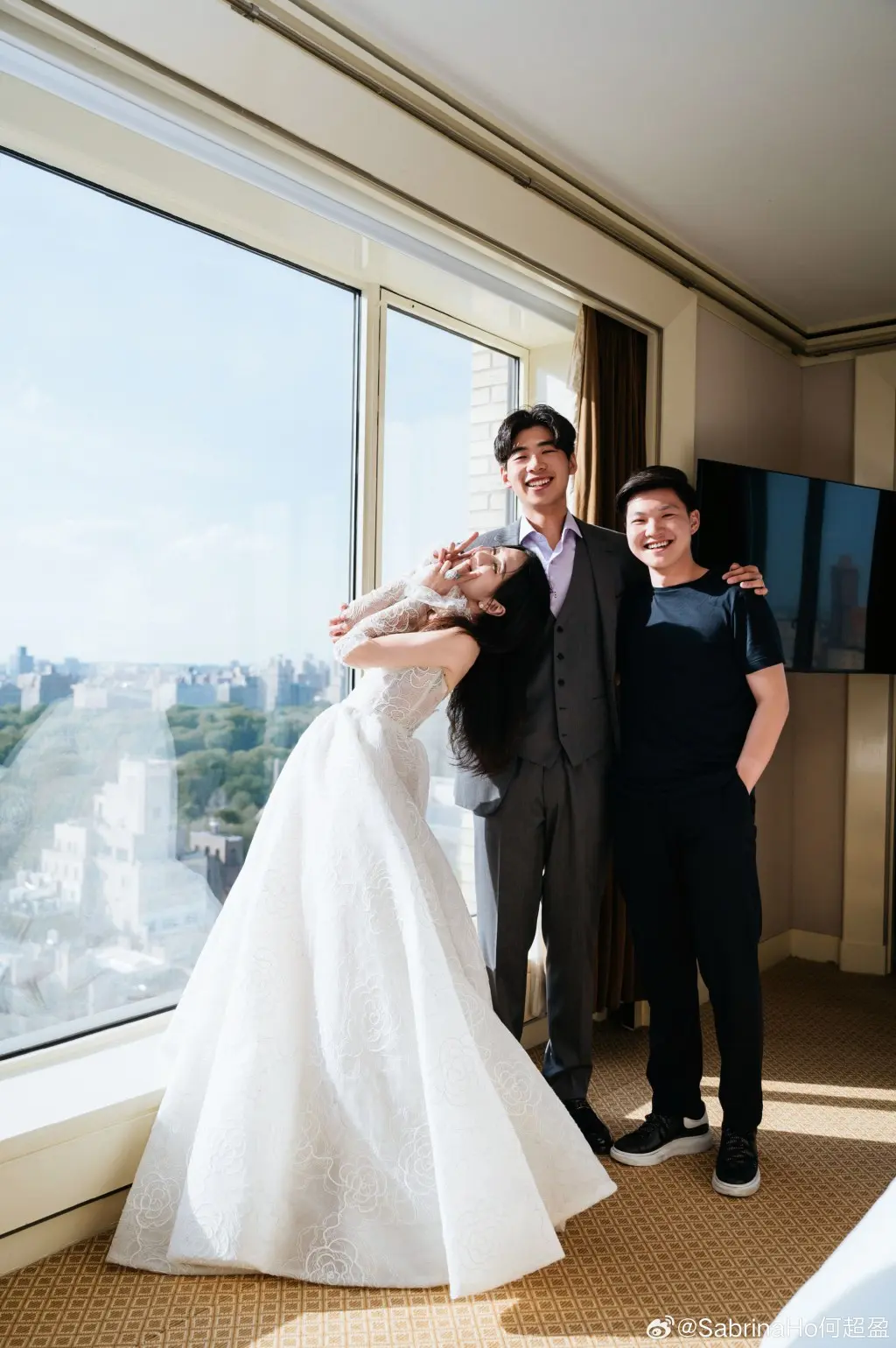 赌王千金何超盈豪叹“镶钻大闸蟹”  深水湾豪宅内部意外曝光  超高楼底装修奢华