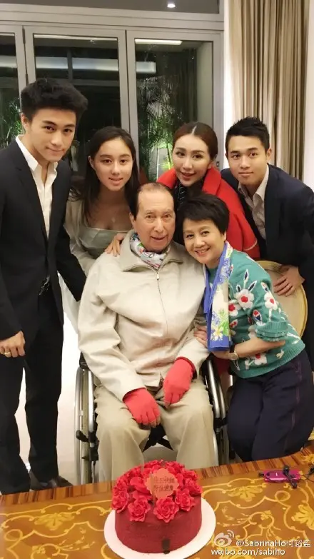 赌王千金何超盈豪叹“镶钻大闸蟹”  深水湾豪宅内部意外曝光  超高楼底装修奢华