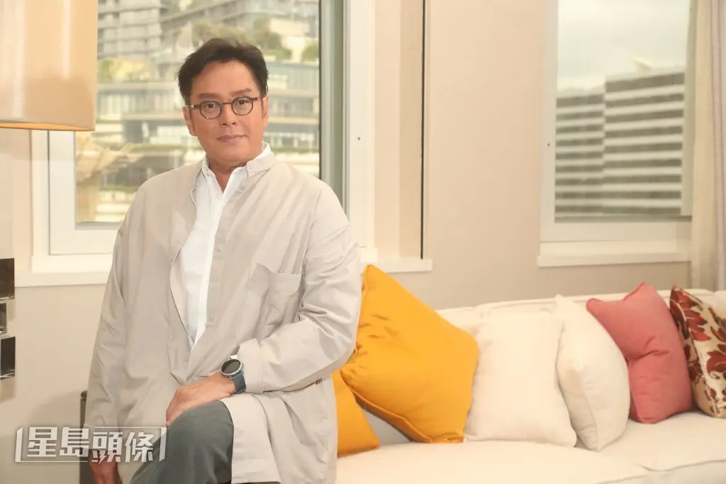 谭咏麟聚首成龙曾志伟会合林子祥夫妇    五大巨星世纪饭局校长叹要珍惜  一人饮到面红志伟最兴奋