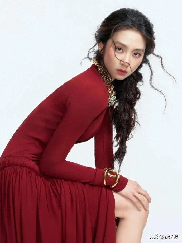 “黄多多正式进圈”登上热搜 身穿香奈儿红裙现身VOGUE红毯