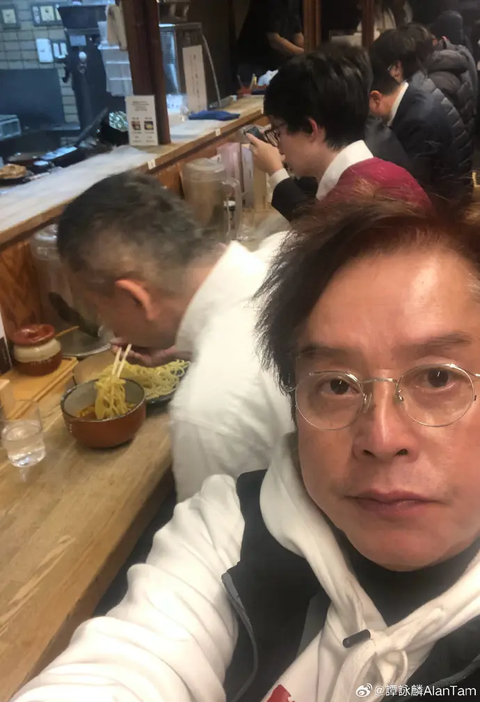 谭咏麟聚首成龙曾志伟会合林子祥夫妇    五大巨星世纪饭局校长叹要珍惜  一人饮到面红志伟最兴奋