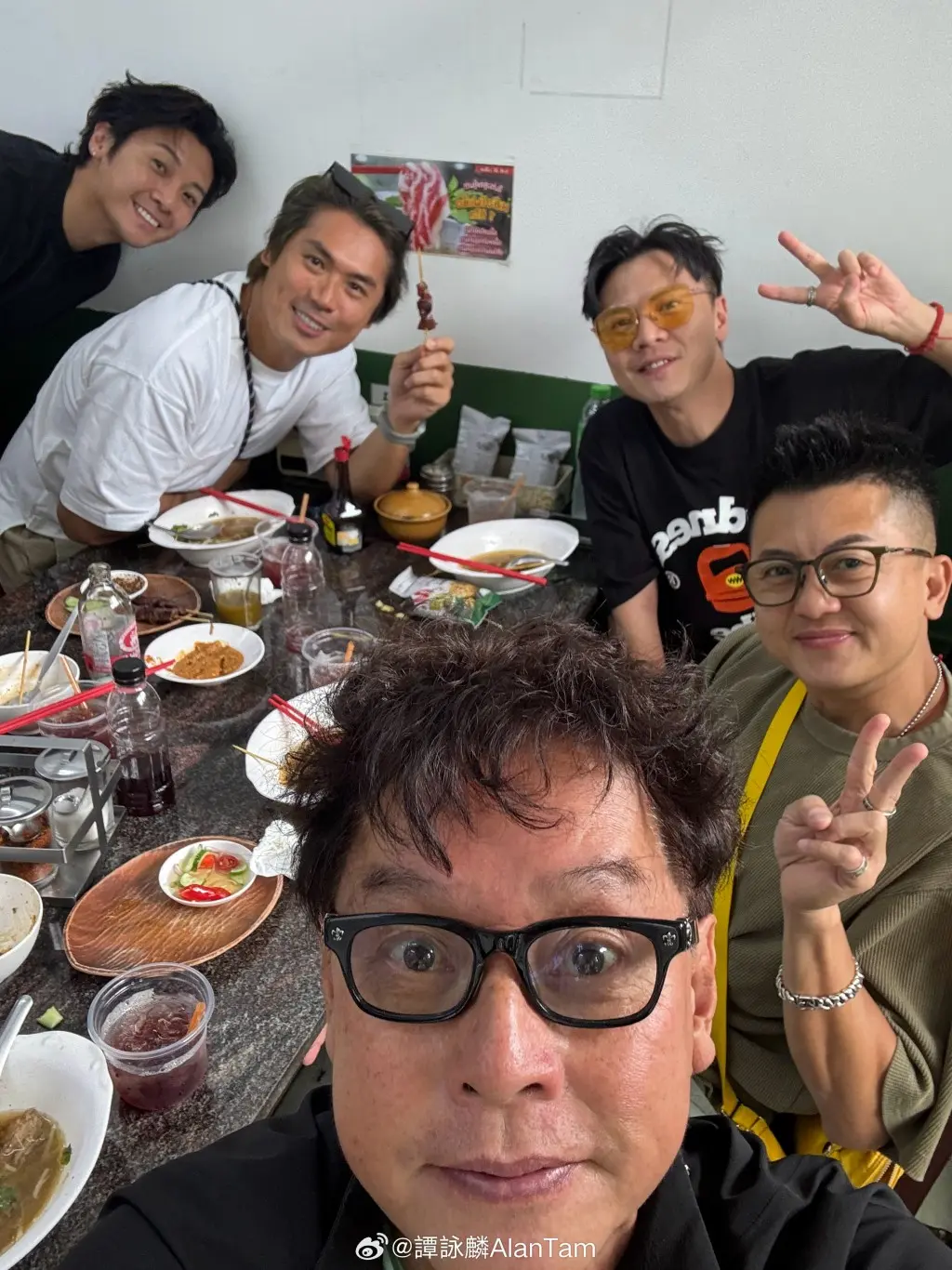 谭咏麟聚首成龙曾志伟会合林子祥夫妇    五大巨星世纪饭局校长叹要珍惜  一人饮到面红志伟最兴奋