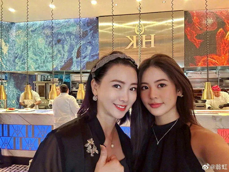 翁虹女儿考入UCLA，妈妈发“恋爱许可证”