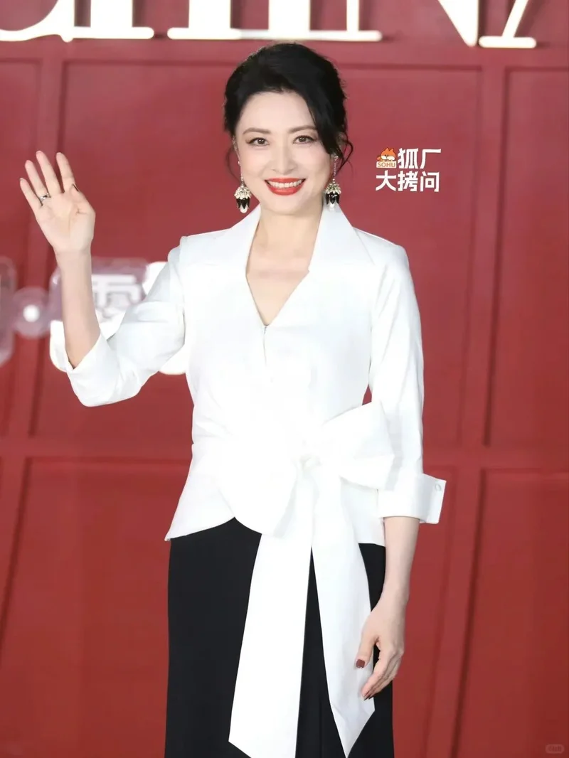 和赵露思撞衫后 她被骂了12个小时