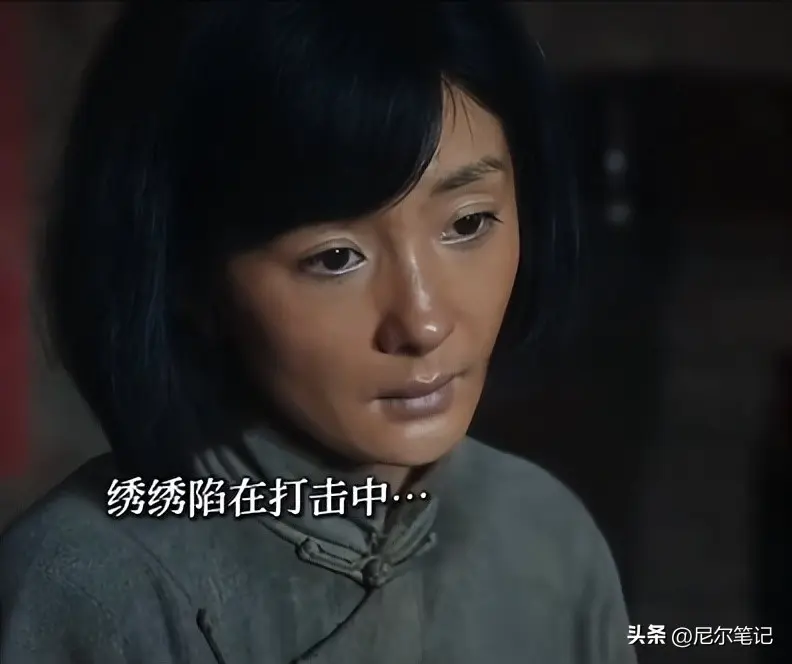 杨幂出席活动大腿粗全是肉,溜肩头大看着怪