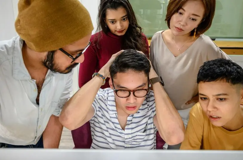 年轻人比中老年人更易受骗？ 加拿大调查揭中招率多近倍