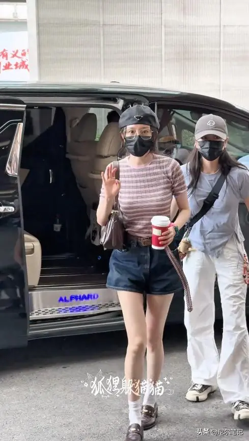 杨幂出席活动大腿粗全是肉,溜肩头大看着怪