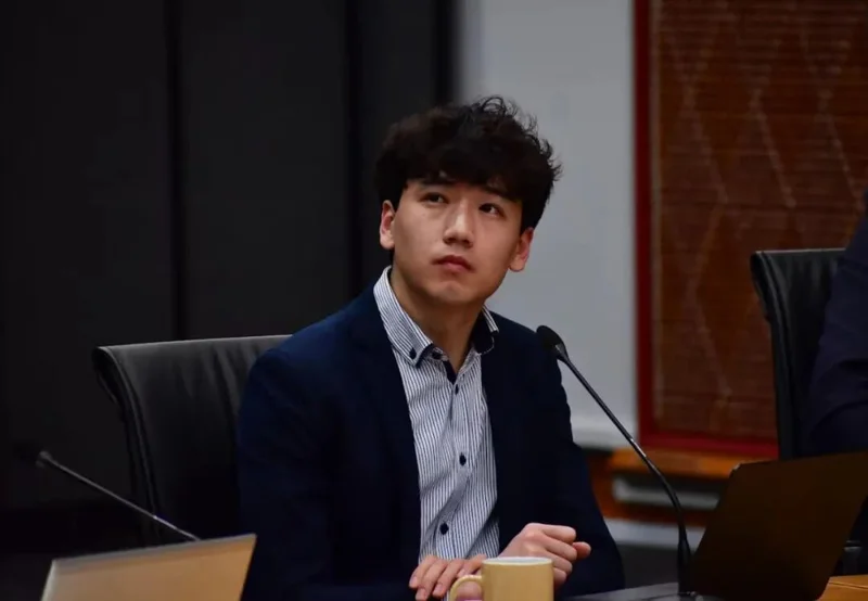 华人00后竞选新西兰国会议员！几年前还在麦当劳打工，“被骂是家常便饭”  ！