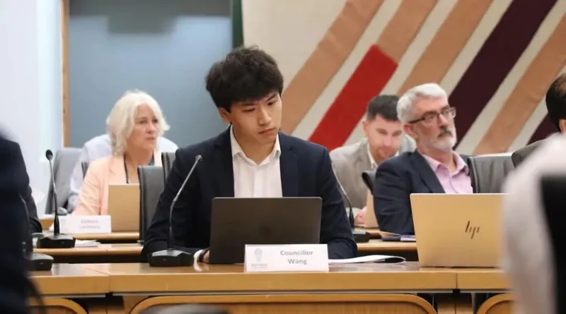 华人00后竞选新西兰国会议员！几年前还在麦当劳打工，“被骂是家常便饭”  ！