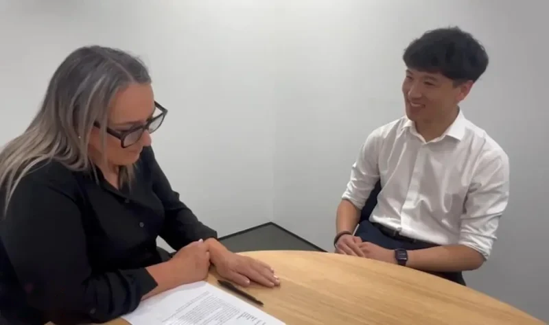 华人00后竞选新西兰国会议员！几年前还在麦当劳打工，“被骂是家常便饭”  ！