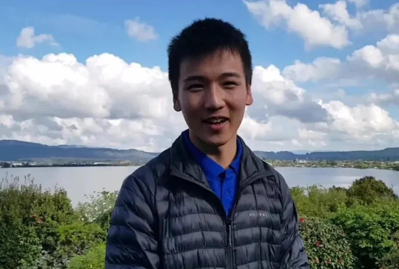 华人00后竞选新西兰国会议员！几年前还在麦当劳打工，“被骂是家常便饭”  ！